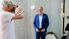 es ist immer wieder die herausforderung den protagonisten das entspannte natürliche lächeln abzugewinnen | jens ihnken fotograf frankfurt 