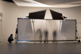 konzentriertes arbeiten im fotostudio | jens ihnken fotograf in fankfurt 