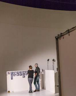 nach dem shooting werden die ersten motive mit der kundin diskutiert, behind the scenes | jens ihnken fotograf in fankfurt 
