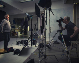 just you me and I. ruhe im studio - die modelle sind oft das erste Mal vor einer Kamera und sie brauchen Ruhe am Set um sich zu konzentrieren. Portraitkampagne. | jens ihnken fotograf in fankfurt 