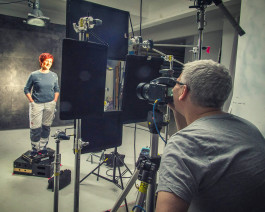 an der kamera , shooting testimonial kampagne | jens ihnken fotograf in fankfurt 