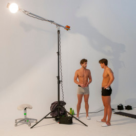 zwei männer mit gutem body sind modelle für ein unterwäsche-shooting. | jens ihnken fotograf in frankfurt 