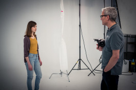 dem model zu erklären, um was es bei den fotos geht | jens ihnken fotograf frankfurt 