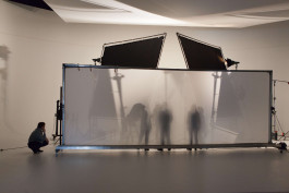 konzentriertes arbeiten am studio set | jens ihnken fotograf frankfurt 