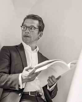 business portrait eines mannes der liest, fotografie frankfurt am main 