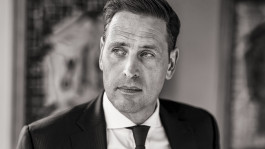 excecutive portrait eines anwaltes im ambiente des bueros als corporate fotografie, frankfurt am main 