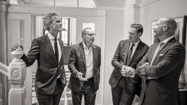 corporate portrait einer gruppe von maennern im ambiente einer kanzlei, fotografie frankfurt am main 