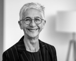 schwarz weiss portrait einer mitarbeiterin, fotografie frankfurt 