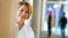 portrait einer mitarbeiterin, unternehmensfotografie, fotograf frankfurt 