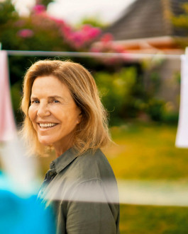 senior model im garten lachend, Marketingmotiv Finanzdienstleister 