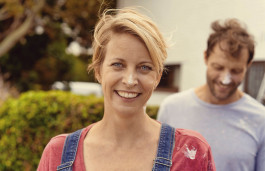 frau mit mann , beide lächeln und renovieren, Marketingmotiv Finanzdienstleister 