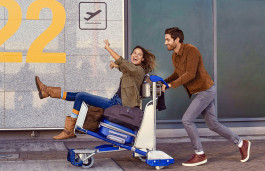 junges paar am flughafen spielt mit einem gepäcktrolly, Marketingmotiv Finanzdienstleister 