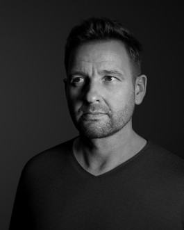 fotografie für eine testimonial kampagne , schwarz weiss portrait, fotografie im studio on location in berlin, fotograf fuer portraits frankfurt am main, kunde vbi