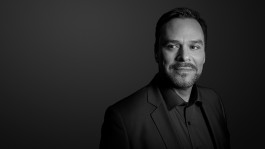 fotografie für eine testimonial kampagne , schwarz weiss portrait, fotografie im studio on location in berlin, fotograf fuer portraits frankfurt am main, kunde vbi